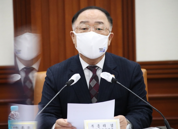 홍남기 경제부총리 겸 기재부 장관이 8일 정부서울청사에서 열린 제2차 혁신성장 BIG3 추진회의를 주재하고 있다. (사진=연합뉴스)