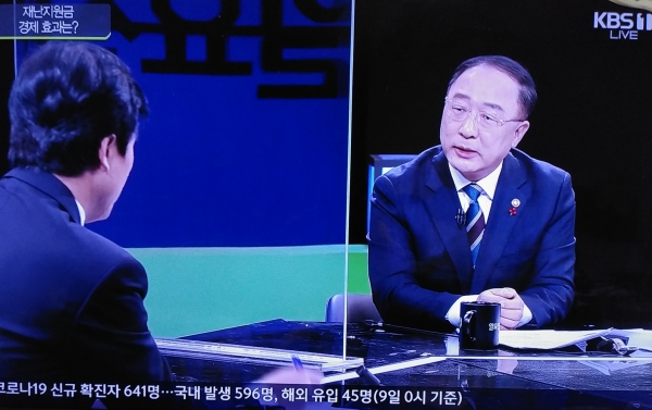 10일 오전 KBS 일요진단에 출연해 각종 경제현안에 대한 입장을 설명 중인 홍남기 경제부총리 겸 기획재정부 장관. (사진=KBS 캡처)