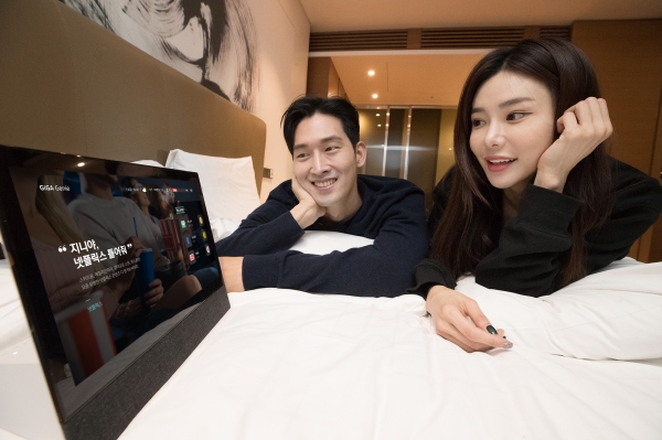 홍보모델들이 '기가지니 테이블 TV 2'를 소개하고 있다. (사진=KT)