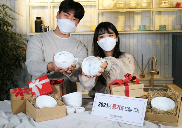 남녀 모델이 현대백화점면세점 '용기의 여행' 이벤트를 소개하고 있다. (사진=현대백화점면세점) 