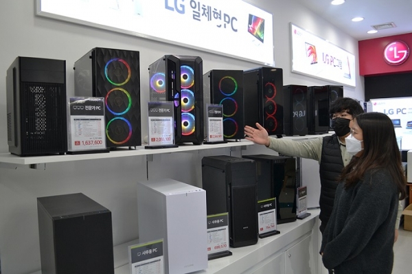 전자랜드 파워센터 용산점 PC존에서 고객들이 제품을 살펴보고 있다. (사진=전자랜드)