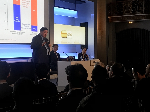 서정진 셀트리온그룹 회장이 9일(현지시간) 미국 샌프란시스코에서 개최된 JP모건 헬스케어 콘퍼런스에서 신성장동력에 대해 설명하고 있다. (사진=셀트리온그룹 )