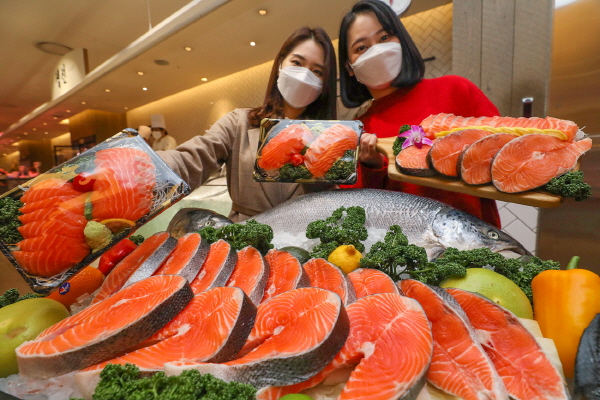 14일 서울시 강남구 현대백화점 무역센터점 지하1층 식품관에서 모델들이 뉴질랜드 킹연어를 소개하고 있다. (사진=현대백화점)