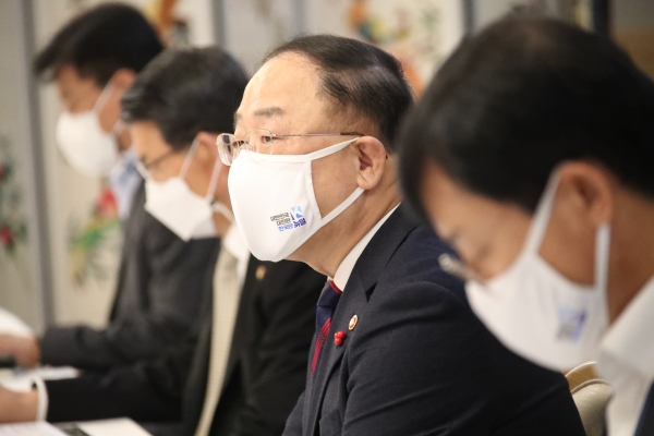 홍남기 경제부총리 겸 기획재정부 장관이 15일 정부서울청사에서 변창흠 국토교통부 장관 등이 참석해 열린 제13차 부동산시장 점검 관계장관회의를 주재하며 발언하고 있다. (사진= 연합뉴스)