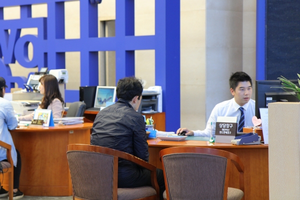 한 고객이 은행 대출 창구에서 상담을 받고 있다. (사진=우리은행)