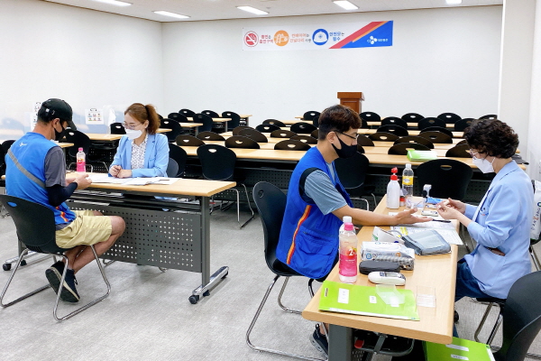 시범 건강상담서비스를 받고있는 CJ대한통운 택배기사들. (사진=CJ대한통운)