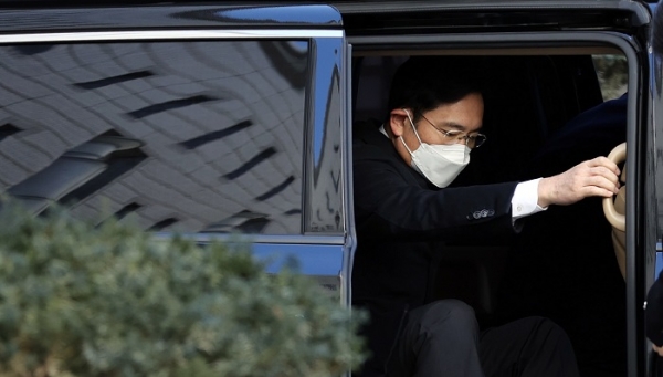 이재용 삼성전자 부회장이 지난달 30일 위해 서초구 서울고등법원에서 열리는 '국정농단' 사건 파기환송심 결심 공판에 출석하기 위해 차에서 내리는 모습. (사진=연합뉴스)