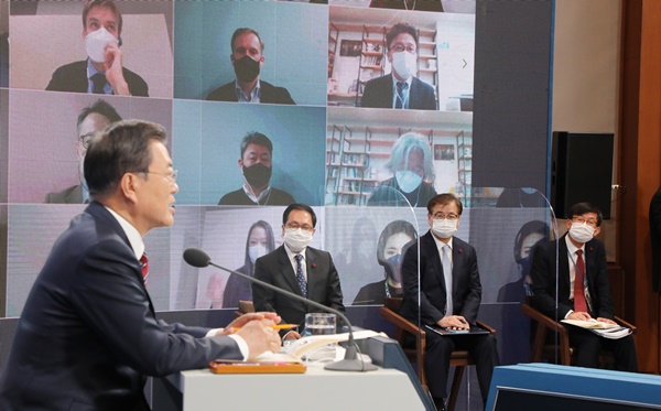 유영민 대통령 비서실장(왼쪽두번째부터), 서훈 국가안보실장, 김상조 정책실장이 18일 청와대 춘추관에서 열린 문재인 대통령 신년 기자회견에 참석해 있다. (사진=연합뉴스)