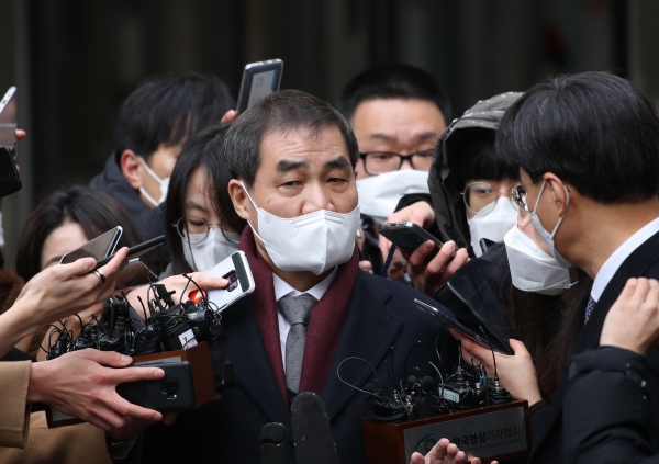이재용 삼성전자 부회장의 변호인 이인재 변호사가 18일 오후 서울 서초구 서울고등법원에서 열린 이 부회장의 '국정농단' 사건 파기환송심 선고 공판이 끝난 뒤 취재진에게 입장을 밝히고 있다. (사진=연합뉴스)