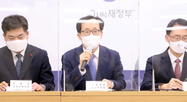 18일 기획재정부, 국토교통부와 서울시 등 관계부처의 '부동산 정책 추진 현황 및 향후 계획 관련 관계기관 합동 설명회'가 열렸다. 왼쪽부터 김태호 국세청 자산과세국장, 김흥진 국토교통부 주택토지실장, 임재현 기획재정부 세제실장. (사진=연합뉴스)