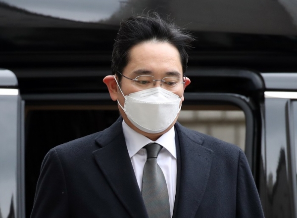 이재용 삼성전자 부회장이 18일 오후 서울 서초구 서울고등법원에서 열린 '국정농단' 사건 파기환송심 선고 공판에 출석하며 법정으로 향하고 있다. (사진=연합뉴스)