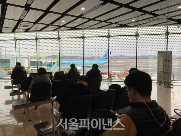 김해공항 국내선 탑승을 기다리는 사람들. (사진=주진희 기자)