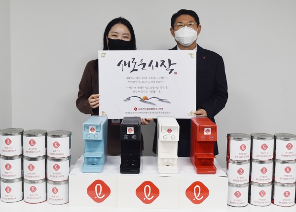 박은병 롯데건설 외주구매본부장(오른쪽)이 18일 우수 협력사에게 새해 선물과 엽서를 전달하고 기념촬영을 하고 있다. (사진= 롯데건설)