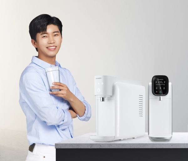 신제품 '청호 자가관리 정수기 셀프, 셀프 실버'와 모델 임영웅 (사진=청호나이스)