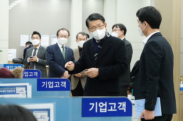 은성수 금융위원장(오른쪽 두 번째)이 20일 오후 '소상공인 2차 금융지원 프로그램' 집행 상황을 점검하기 위해 한 은행 영업점을 방문해 설명을 듣고 있다. (사진=금융위원회)
