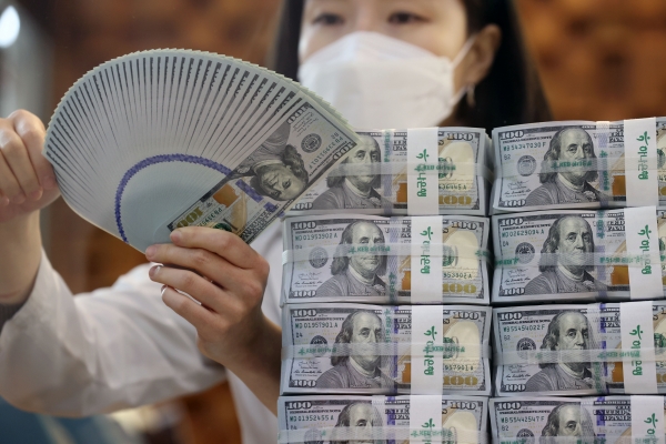서울 중구 하나은행 본점 위변조대응센터에서 한 직원이 달러를 정리하고 있다. (사진=연합뉴스)