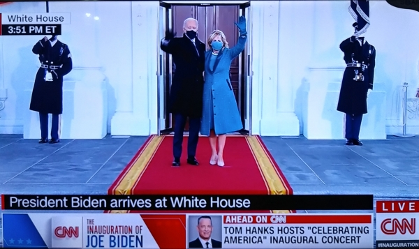 바이든 미 대통령이 퍼레이드를 마친 후 백악관에 들어가기 전 부인과 함께 손을 흔들고 있다. (사진=CNN)