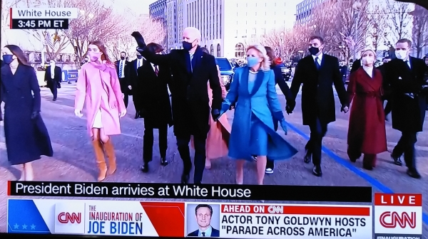 취임식을 마치고 퍼레이드를 하고 있는 바이든 미 대통령과 가족. (사진=CNN)