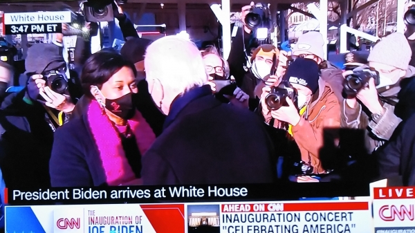 바이든 미국 대통령이 퍼레이드 도중 한 시민에게 다가가 인사를 나누고 있다. (사진=CNN)