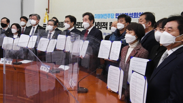 택배노동자 과로사 대책을 위한 사회적 합의기구의 과로사 대책 1차 합의문 발표가 21일 오전 국회 더불어민주당 당대표실에서 열렸다. 더불어민주당 민생연석회의 의장인 이낙연 대표, 택배 노사와 정부 대표 등 참석자들이 합의문을 들고 기념촬영을 하고 있다.(사진=연합뉴스)