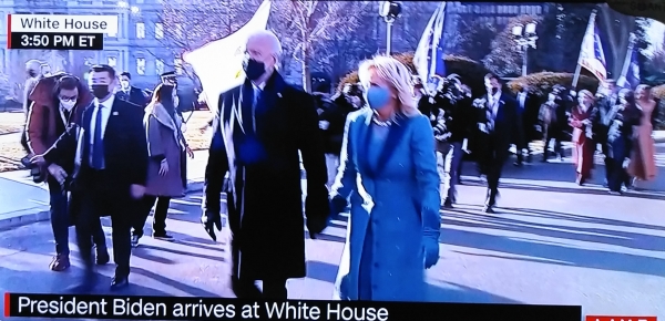 퍼레이드를 마치고 백악관에 입성하는 바이든 미국 대통령을 한국계 데이비드 조(맨 왼쪽)씨가 밀착경호하고 있다. (사진=CNN)