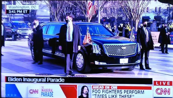취임식 후 퍼레이드 중인 바이든 미 대통령 차량을 밀착 경호하고 있는 경호원들. (사진=CNN)