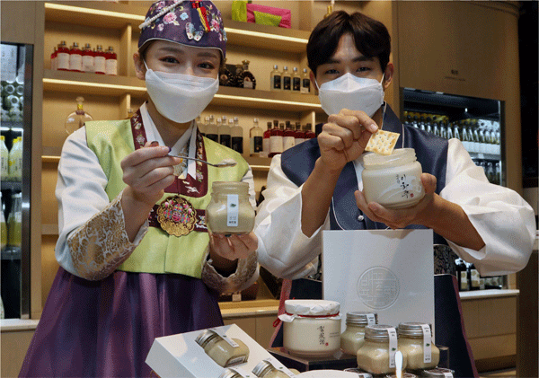 21일 오전 서울 중구 신세계백화점 본점 지하 1층 우리술방에서 모델들이 떠먹는 막걸리인 '배꽃필 무렵'을 소개하고 있다. (사진=신세계백화점) 