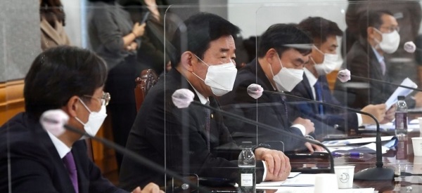 김진표 국가경제자문회의 의장이 22일 서울 중구 명동 은행회관에서 가진 'K뉴딜 지원 방안' 주제 회의에서 발언하고 있다. (사진=연합뉴스)