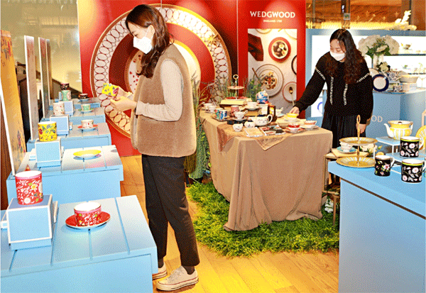 23일 서울 중구 소공동 롯데백화점 본점 8층 내 웨지우드 임시매장에서 여성들이 도자기를 살펴보고 있다. (사진=롯데백화점) 