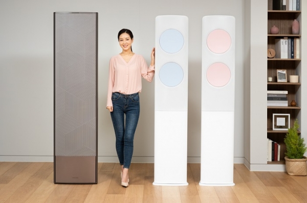 삼성전자 모델이 삼성전자 수원사업장에서 2021년형 무풍에어컨 신제품 '무풍갤러리'(사진 왼쪽)와 '비스포크 무풍클래식'을 소개하고 있다. (사진=삼성전자)