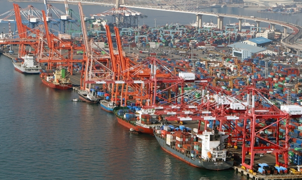 부산항 감만부두에서 컨테이너선이 화물을 선적하고 있다. (사진=연합뉴스)