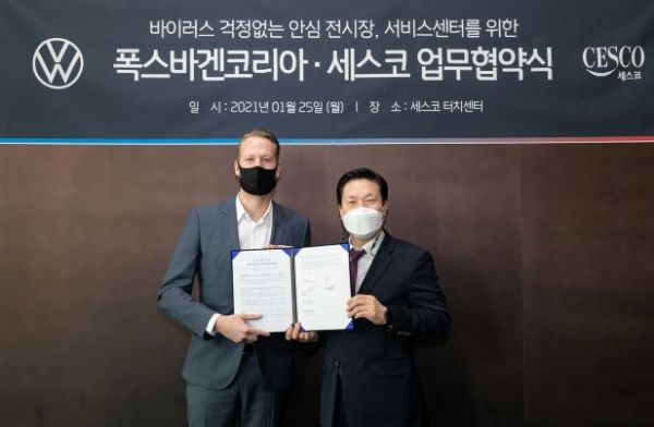 폭스바겐코리아가 세스코와 업무협약을 체결했다. (좌) AVK 폭스바겐 부문 슈테판 크랍 사장, (우) 세스코 서비스 디자인본부 성기재 전무. (사진= 폭스바겐코리아)