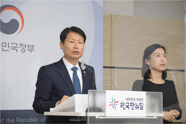 김강립 식품의약품안전처장이 25일 오후 세종 정부세종청사에서 2021년 식품의약품안전처 업무계획을 발표하고 있다. (사진=식품의약품안전처)