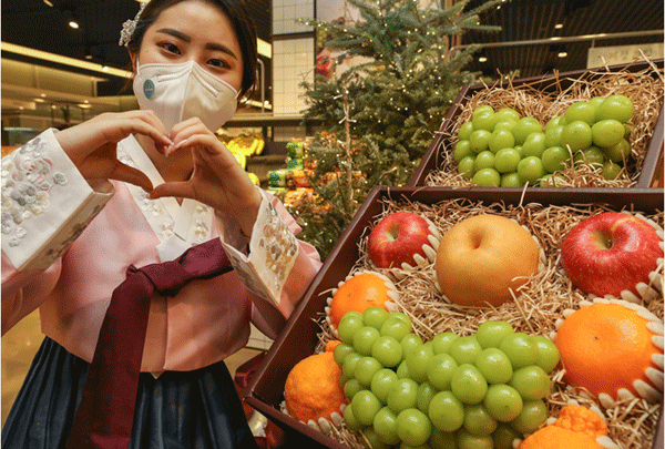 26일 오전 서울 강남구 삼성동 현대백화점 무역센터점 지하 1층 식품관에서 모델이 하트 모양 샤인머스캣이 들어간 설 선물세트 2종을 소개하고 있다. (사진=현대백화점) 