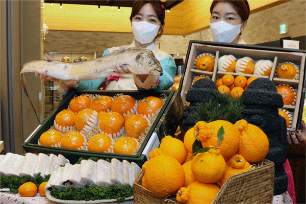 26일 오전 서울 중구 소공로 신세계백화점 본점 지하 식품관에서 모델들이 제주 과일·수산물 선물세트를 보여주고 있다. (사진=신세계백화점) 