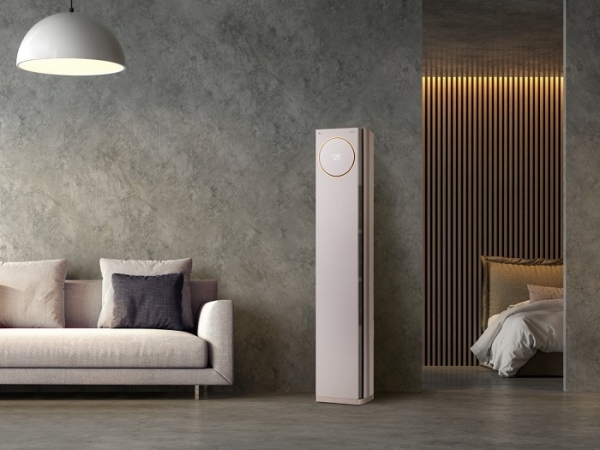 LG전자가 26일 공간과 조화를 이루는 새로운 디자인에 더 시원하고 기분 좋은 냉방은 구현한 2021년형 에어컨 신제품 'LG 휘센 타워'를 출시한다. 온라인 공개 행사 진행을 맡은 배우 강한나와 김재원이 LG 휘센 타워를 소개하고 있다. (사진=LG전자)