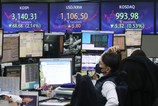 26일 서울 중구 하나은행 본점 딜링룸. (사진=연합뉴스)