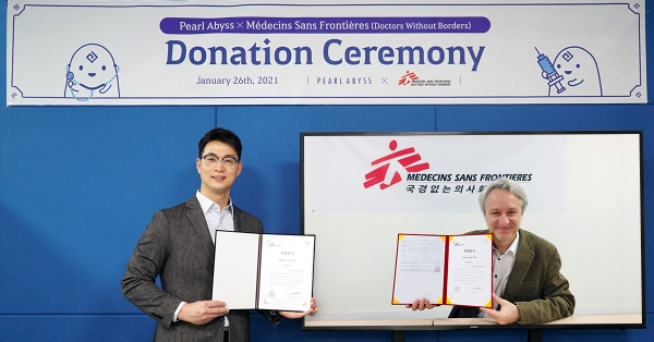 김덕영 펄어비스 인사문화실장(왼쪽)과 티에리 코펜스 국경없는의사회 한국 사무총장이 기념사진을 촬영하고 있다. (사진=펄어비스)