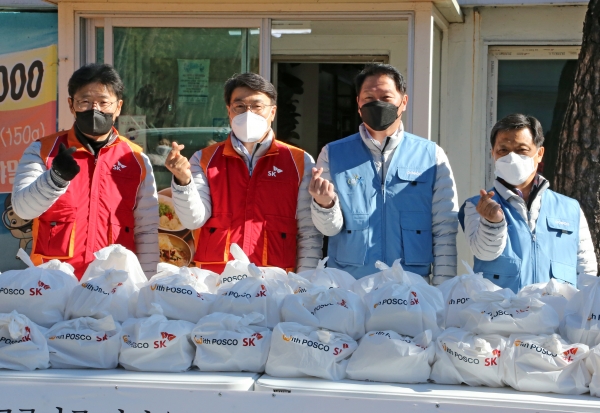 (왼쪽 두번째부터) 최정우 포스코 회장과 최태원 SK회장이 도시락 나눔 봉사활동에 참여해 기념촬영을 하고 있다. (사진=연합뉴스)