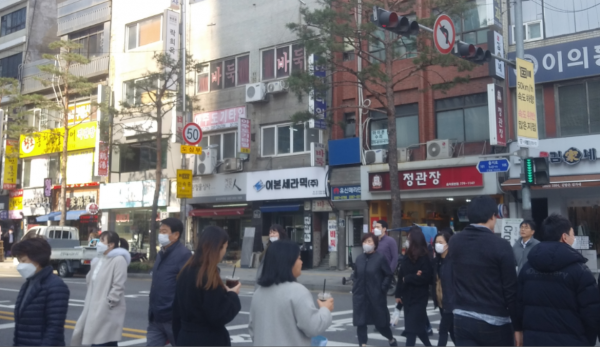 마스크를 착용하고 횡단보도를 건너는 시민들. (삽진=연합뉴스)