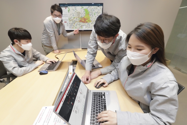 KT 직원들이 KT 빅데이터 분석 솔루션인 빅사이트에서 제공하는 인구 데이터를 살펴보고 있다. (사진=KT)