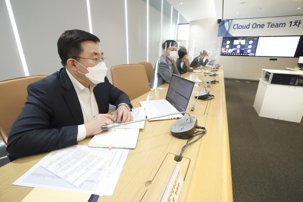 (왼쪽부터)송재호 KT AI·DX융합사업부문장 부사장, 윤동식 IT부문장 전무 등 클라우드 원팀 주요 관계자들이 서울 광화문 KT 이스트 사옥에서 개최된 제 1차 클라우드 원팀 정기협의체에 참여해 의견을 나누고 있다. (사진=KT)
