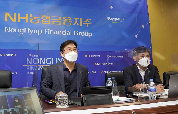 서울 중구 소재 농협금융 본사에서 열린 자산운용 전략회의에서 김형신 사업전략부문장(부사장)(왼쪽)이 자산운용전략회의를 주재하고 있다. (사진=)