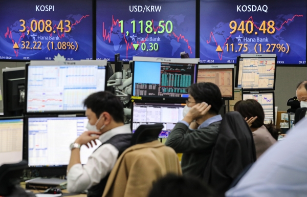 2월의 첫 거래일인 1일 오전 서울 중구 하나은행 딜링룸에 이날 코스피, 원·달러 환율, 코스닥 지수가 표시돼 있다. (사진=연합뉴스)