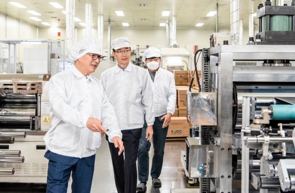 방문규 수출입은행장(가운데)이 28일 전북 전주 비나텍을 방문해 공장 내부를 돌아보고 있다. (사진=수출입은행)