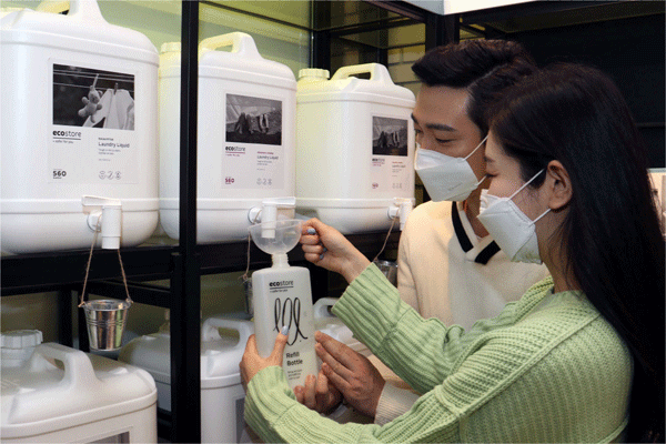 1일 오전 서울 중구 소공로 신세계백화점 본점 지하 1층 '에코스토어 리필 스테이션'에서 모델들이 세제 보충 장면을 보여주고 있다. (사진=신세계백화점) 