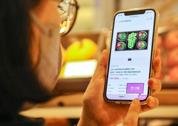 한 소비자가 더현대닷컴 모바일앱을 이용하고 있다. (사진=현대백화점)