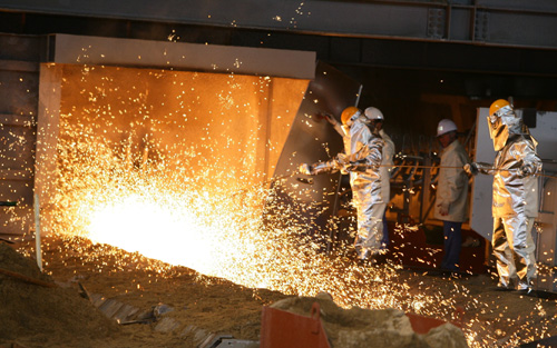 포스코 근로자들이 고로에서 작업을 하고 있다. (사진=포스코)