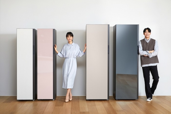 삼성전자 모델이 수원 삼성전자 디지털시티에서 감각적인 디자인과 강화된 인공지능(AI) 기능을 갖춘 의류청정기 신제품 '삼성 비스포크(BESPOKE) 에어드레서'를 소개하고 있다. (사진=삼성전자)