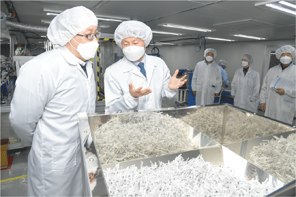 2일 충남 공주시 우성면 ㈜신아양행에서 김강립 식품의약품안전처장(왼쪽 둘째)이 코로나19 백신 접종용 최소잔여형(LDS) 주사기 생산현장을 점검하고 있다. (사진=식품의약품안전처장) 